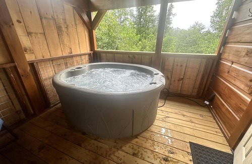 Union Mills Cabin | Snuggle Time -Hot Tub, Fireplace,Hiking,View,Near Asheville ,WiFi