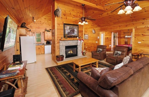Gatlinburg - Pigeon Forge Cabin | Snuggly Bear Cabin - Perfect mountain views!