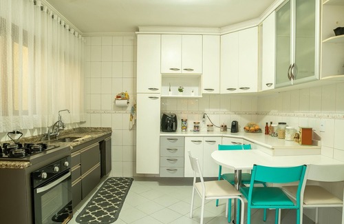 Taboao House | Sobrado Aconchegante na Capital de SP Com Diversos Quartos, Suítes e Piscina