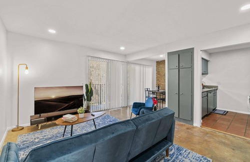 Bouldin Apartment | So. Congress Natural Park View | Free Pkg