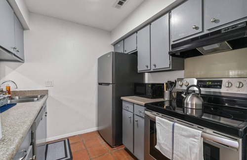 Bouldin Apartment | So. Congress Natural Park View | Free Pkg