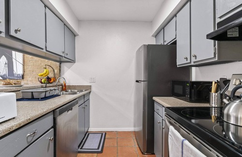 Bouldin Apartment | So. Congress Natural Park View | Free Pkg