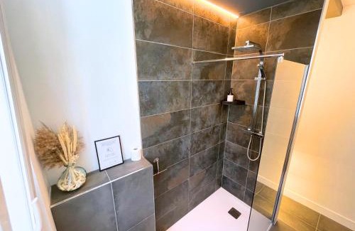Reims City Centre Apartment | So Guest, Clou dans le fer, modern suite near cathedral