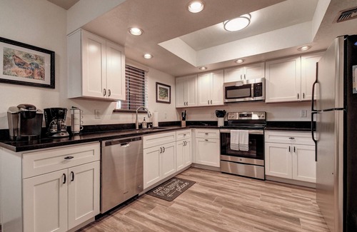 Paradise Valley Village House | So SnAZzy Ground Floor King