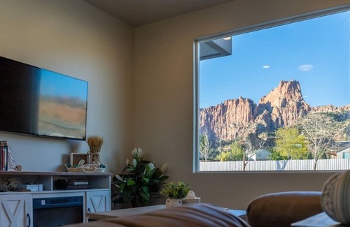 Hildale House | So Zion Coral Cliffs, 4Bed, 3Bath, Hot Tub, Deck, Fire Pits