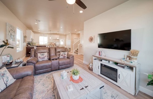 Hildale House | So Zion Coral Cliffs, 4Bed, 3Bath, Hot Tub, Deck, Fire Pits