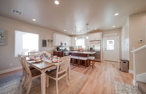 Hildale House | So Zion Coral Cliffs, 4Bed, 3Bath, Hot Tub, Deck, Fire Pits