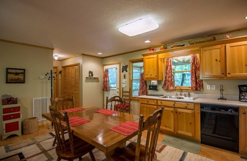 Mineral Bluff Cabin | Soak and cozy up next to the fireplace! - Annie's Mountain Mist -
