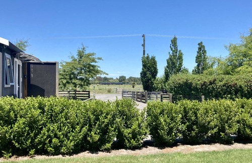 Lincoln Cottage | Soak up the Peach & Quiet at an animal Friendly Boutique Farm Cottage
