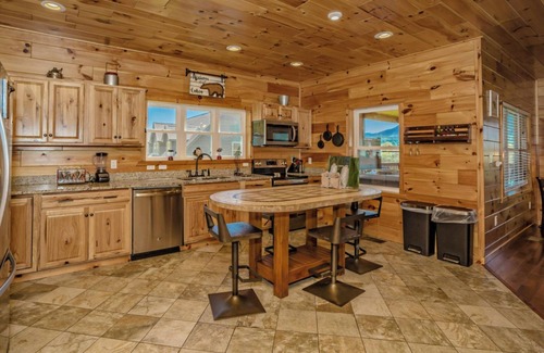 Chalet Village North Cabin | Soak with a Mountain View! - Beartastic Mountain View Lodge
