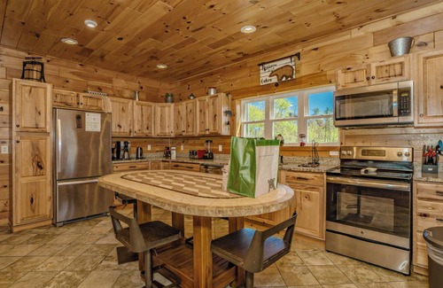 Chalet Village North Cabin | Soak with a Mountain View! - Beartastic Mountain View Lodge