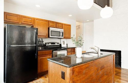 Pendleton Apartment | Soaring 2BR Parkside Loft Walkable to it All