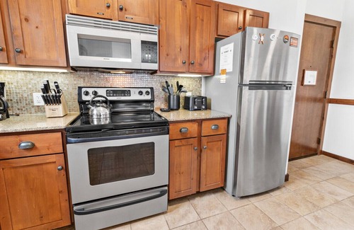 Snowshoe Apartment | Soaring Eagle Lodge #217 Beautiful upgraded Corner Unit Wraparound Balcony Ski-in/Ski-out Underground parking