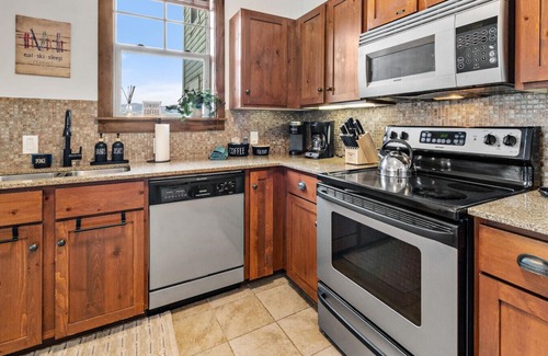 Snowshoe Apartment | Soaring Eagle Lodge #217 Beautiful upgraded Corner Unit Wraparound Balcony Ski-in/Ski-out Underground parking