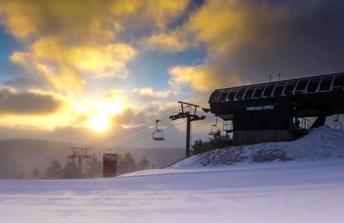 Snowshoe Apartment | ** Soaring Eagle Lodge Ski in/out **
