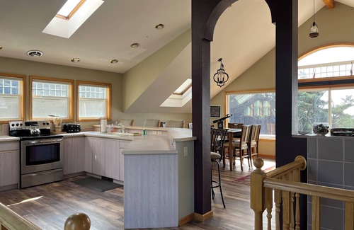 Yachats House | Soaring Seabird - Yachats Ocean View with Hot Tub