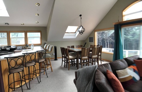 Yachats House | Soaring Seabird - Yachats Ocean View with Hot Tub