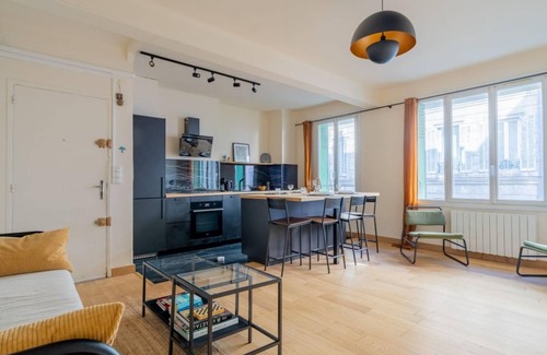 Saint-Victor Apartment | Sobre design near Vieux Port