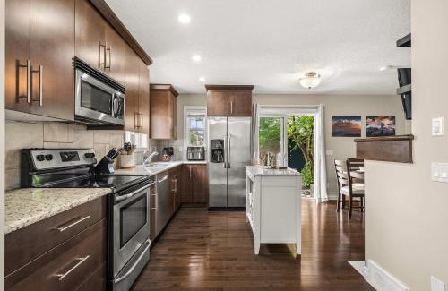 Bridgeland House | Social Haus Trendy 3BR Townhome in Bridgeland YYC