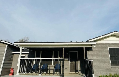DeSoto House | Social Retreat, Relax or Fun! (OVER AGE OF 25 ONLY CAN RENT NO PARTIES