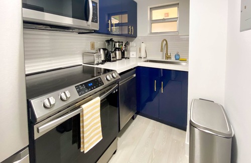 South Pointe Condo | SOFI! Newly renovated! Garage parking, walk to the beach!