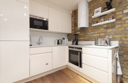 Soho Apartment | Soho Chic: Luxury 2BR/2BA Apartment in the Heart of London
