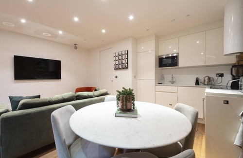 Soho Apartment | Soho Chic: Luxury 2BR/2BA Apartment in the Heart of London