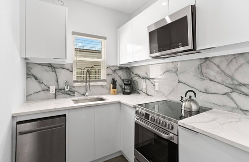 Historic Hyde Park North Apartment | SoHo/Hyde Park Luxury 1 BR Apt