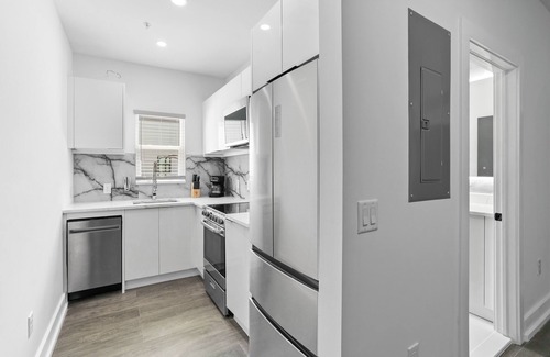 Historic Hyde Park North Apartment | SoHo/Hyde Park Luxury 1 BR Apt