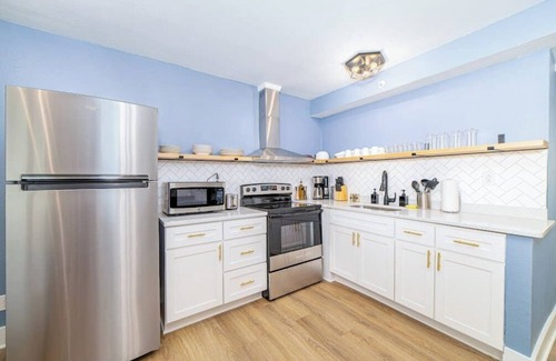 East Ocean View Apartment | Sojourn's Chic Bungalow < 10 Min. Stroll to Beach
