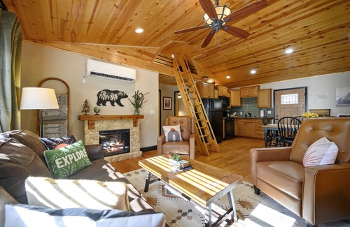 Broken Bow Cabin | “Sol Shack” Hot tub! Pet Friendly! Central to Hochatown, state park, and river!
