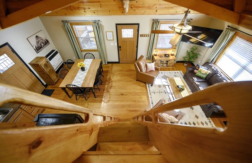 Broken Bow Cabin | “Sol Shack” Hot tub! Pet Friendly! Central to Hochatown, state park, and river!