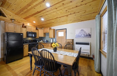 Broken Bow Cabin | “Sol Shack” Hot tub! Pet Friendly! Central to Hochatown, state park, and river!