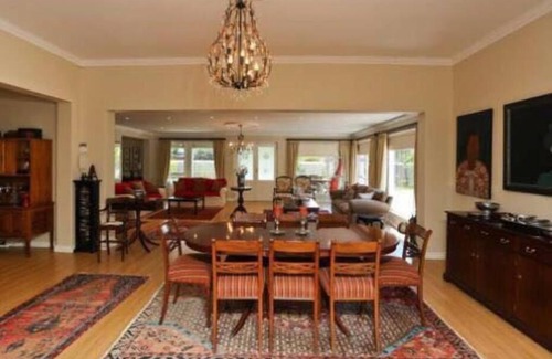 Lakeside House | Solar Entertainers dream on Constantia wineroute