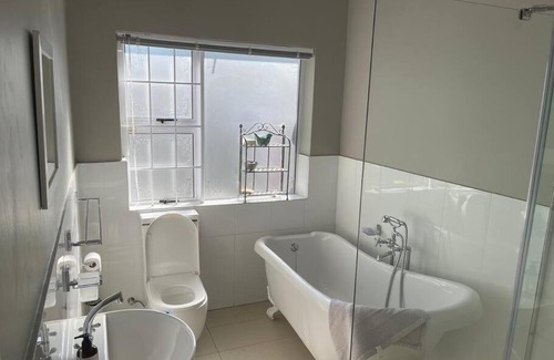 Lakeside House | Solar Entertainers dream on Constantia wineroute