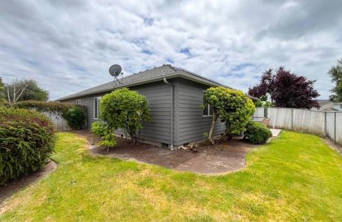 Keizer House | Solar Half-Plex with Chic Style in Country Glen