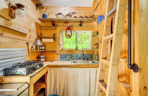 Florence Apartment | Solar-Powered Brandon Studio Cabin: Hiking Access