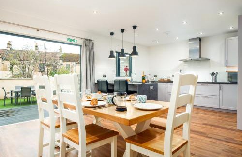 Bath House | Solar Sanctuary- Skyline Balcony, City Centre, Three Floors, King Beds, Netflix and more!