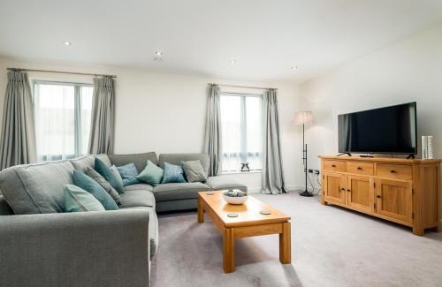 Bath House | Solar Sanctuary- Skyline Balcony, City Centre, Three Floors, King Beds, Netflix and more!