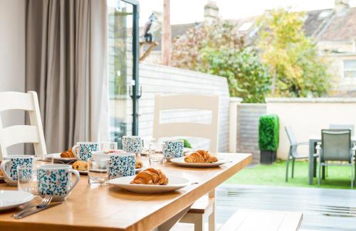 Bath House | Solar Sanctuary- Skyline Balcony, City Centre, Three Floors, King Beds, Netflix and more!