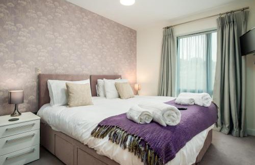 Bath House | Solar Sanctuary- Skyline Balcony, City Centre, Three Floors, King Beds, Netflix and more!