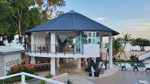 Tanjung Pelandok Hotel | Solesor Kampong Beach Resort