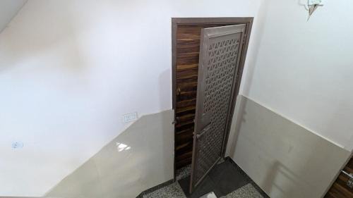 Delhi Apartment | Solitaire - Luxurious & Peaceful 3BHK by the Lake & Golf Course