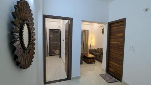 Delhi Apartment | Solitaire - Luxurious & Peaceful 3BHK by the Lake & Golf Course