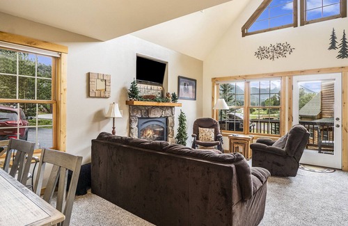 Estes Park Condo | Solitude Raven #2 - Mountain Condo with Fireplace