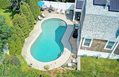 Newport East House | Solo Fish - Family home, walk to beach and pool!