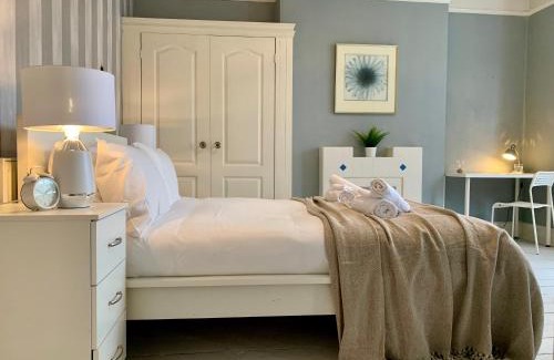 Willenhall House | Somerford Place - 6 Beds - Sleeps 12 - Parks 2-3 cars/vans