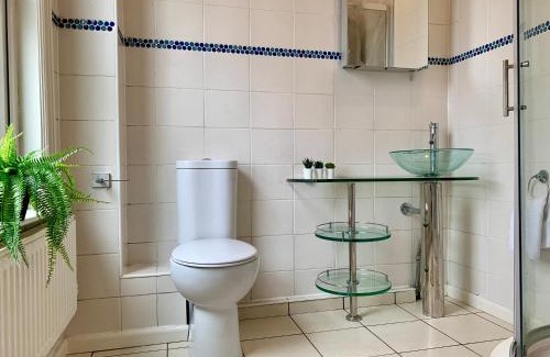 Willenhall House | Somerford Place - 6 Beds - Sleeps 12 - Parks 2-3 cars/vans
