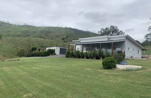 Somerset Dam House | Somerset Dam Ski Lodge