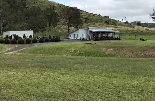 Somerset Dam House | Somerset Dam Ski Lodge